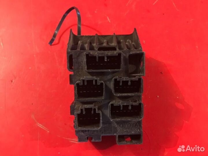 Блок предохранителей Toyota Avensis