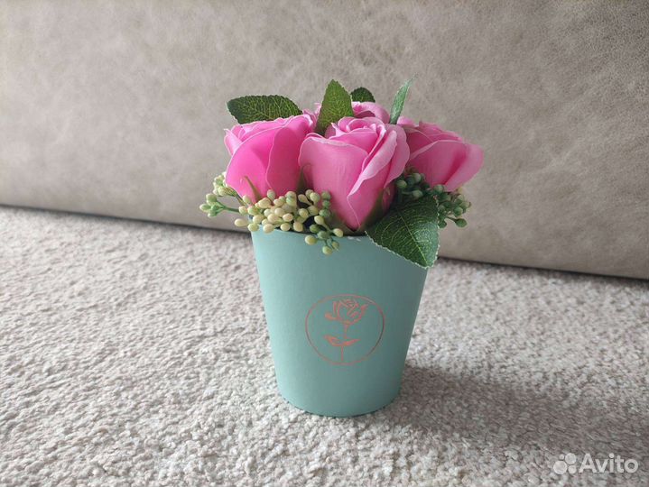 Горшок с розами Комплимент