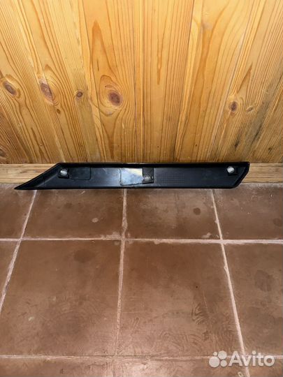 Накладка двери багажника нижняя левая Паджеро 4