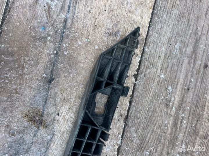 Крепление бампера заднее левое Hyundai Sonata