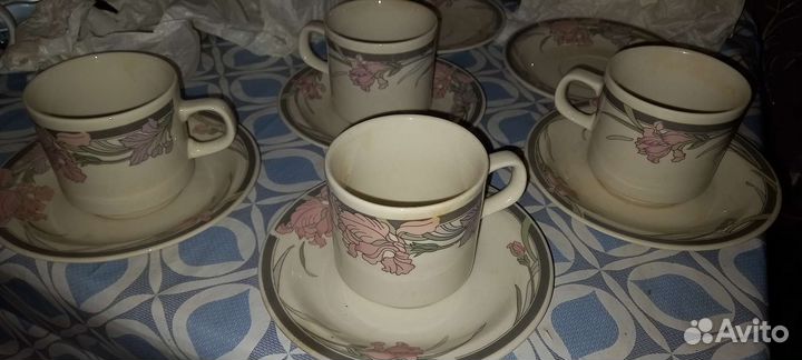 Чайные чашки и блюдца