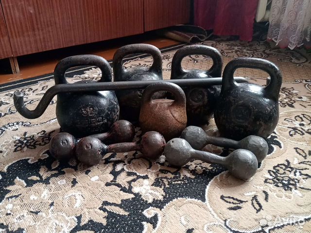 Остались гантели и тренировочное коромысло