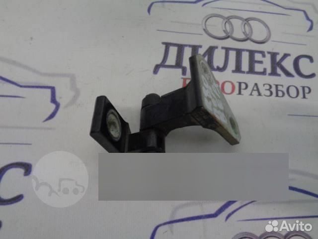 Петля двери передней правой верхняя VW Passat (B6