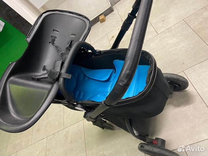 Коляска чёрная из экокожи 2 в 1