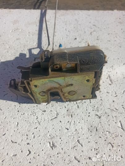 Замок двери задний правый Volkswagen Golf 3