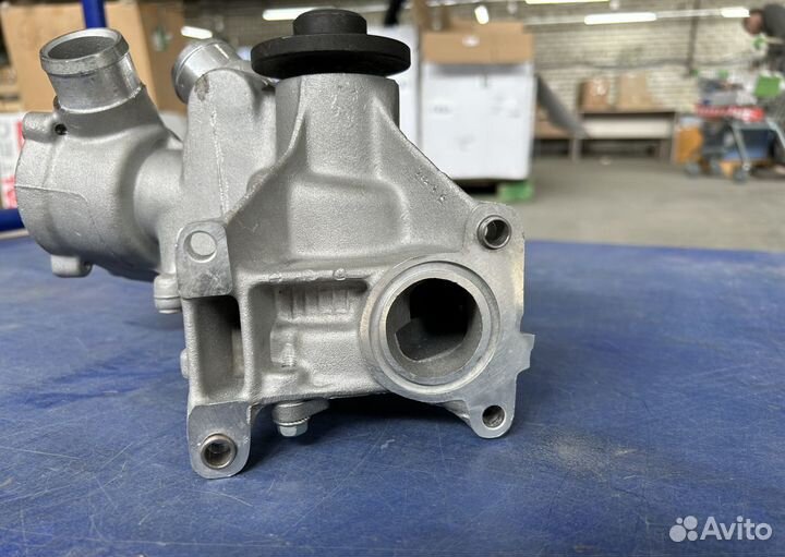 Водяной насос на Mercedes-Benz