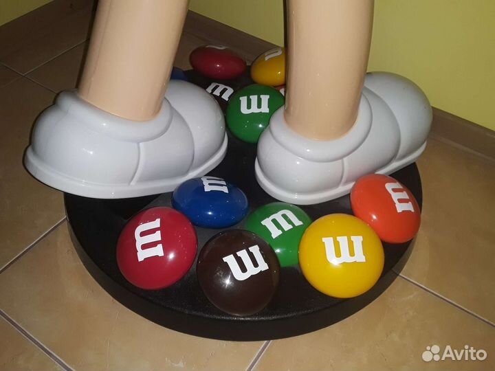 Огромный M&M's