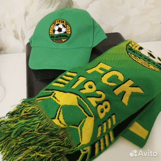 Бейсболка и шарф