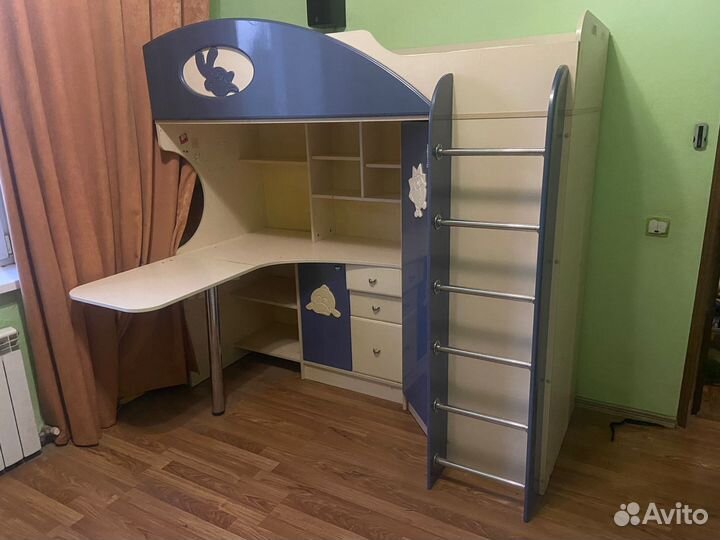 Детская двух ярусная кровать со столом