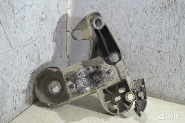 Кронштейн стабилизатора передний правый Volkswagen