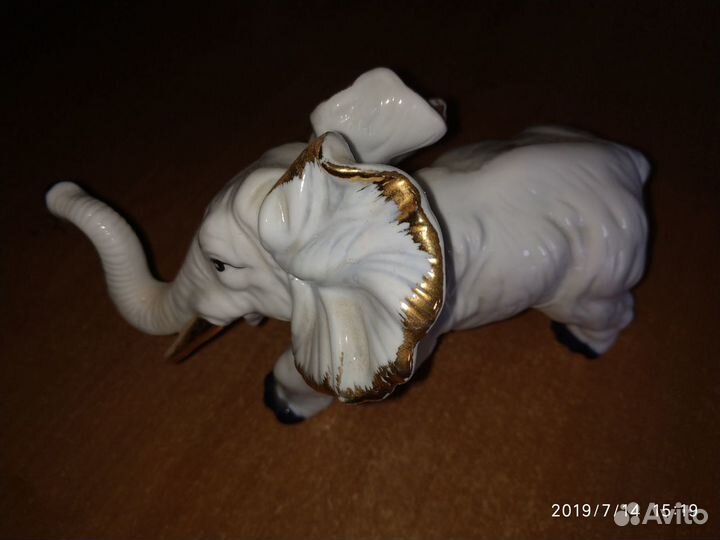 Фарфоровая статуэтка 