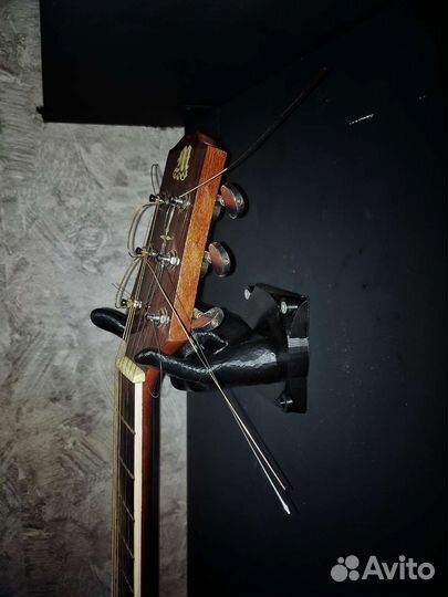 Настенный держатель для гитары