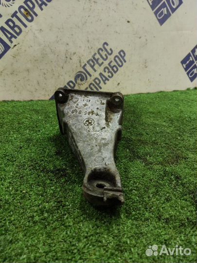 Кронштейн опоры двигателя правый Bmw E34 седан 2.0