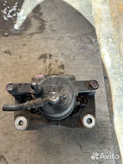 Суппорт передний левый toyota vitz