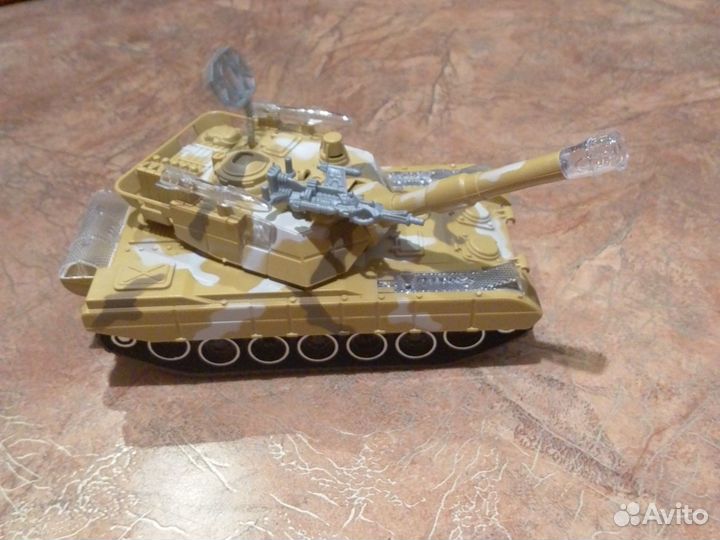 Танк игрушечный, свет, звук