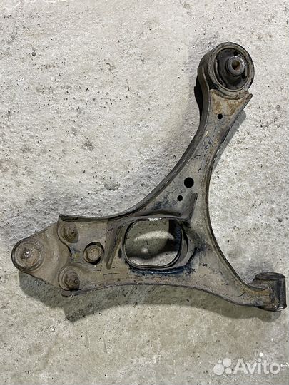 Передний правый нижний рычаг honda civic 4d