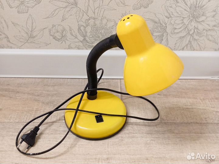 Лампа настольная рабочая желтая