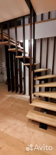 Лестница на металлокаркасе г-образная