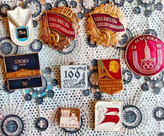 Почтовая карточка старинная и значки