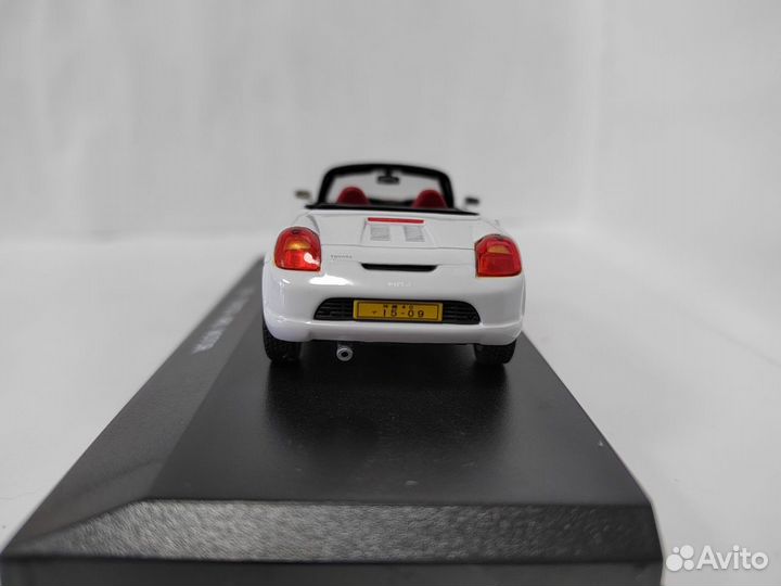 Модель авто Toyota MR2 Spyder в масштабе 1/43