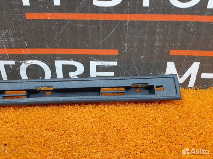 Накладка на порог салона правая Mercedes-Benz