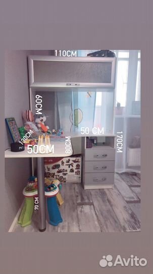 Угловой письменный стол с полками