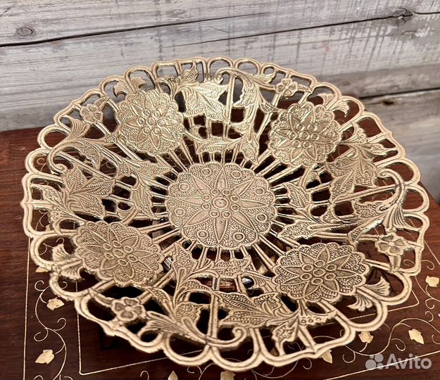 Фруктовница на ножке. Латунь