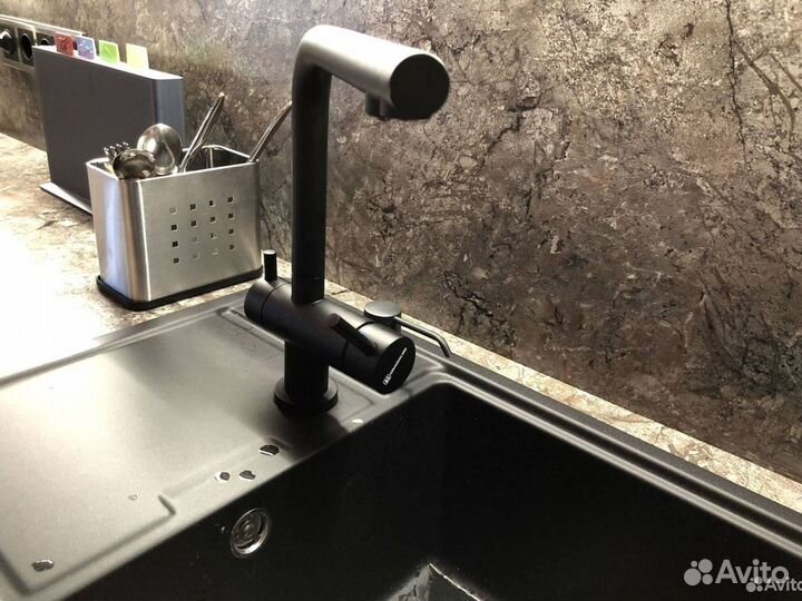 Кухонный гарнитур в стиле хай тек