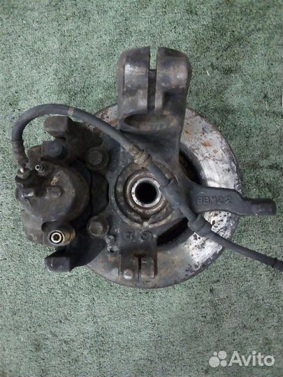 Ступица (кулак, цапфа) передняя правая Mazda Axela