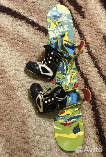 Сноуборд с креплениями и ботинками