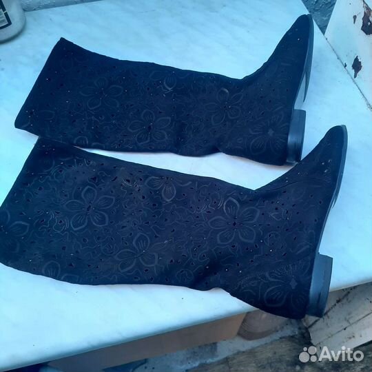 Продаю замшевые чёрные сапоги женские