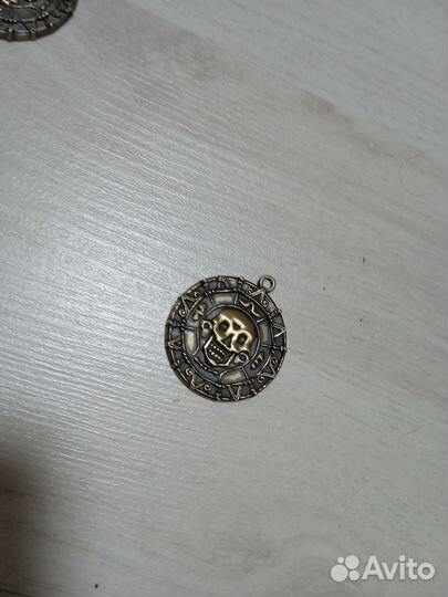 Медальон с черепом из Киндер сюрприза