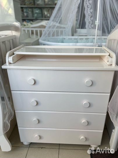 Детская кроватка с маятником и ящиком