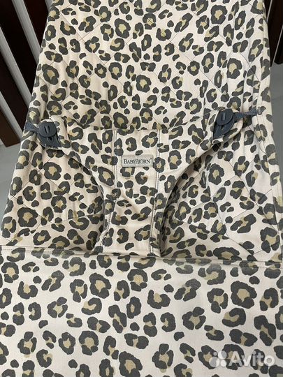 Шезлонг babybjorn с игрушкой