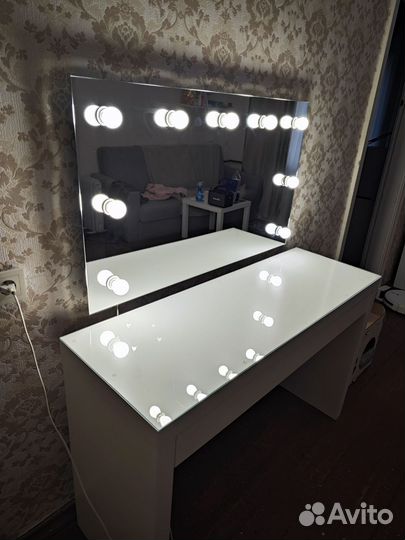 Гримерное зеркало с лампочками