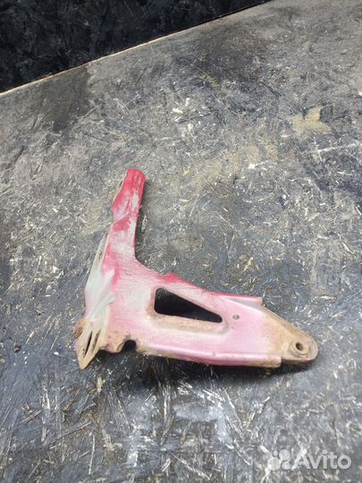 Кронштейн крепления крыла правый honda civic 6 mb2