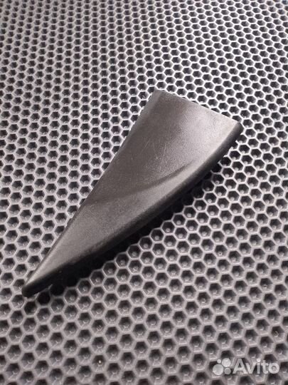 Уголок задней левой двери Ford Focus 1