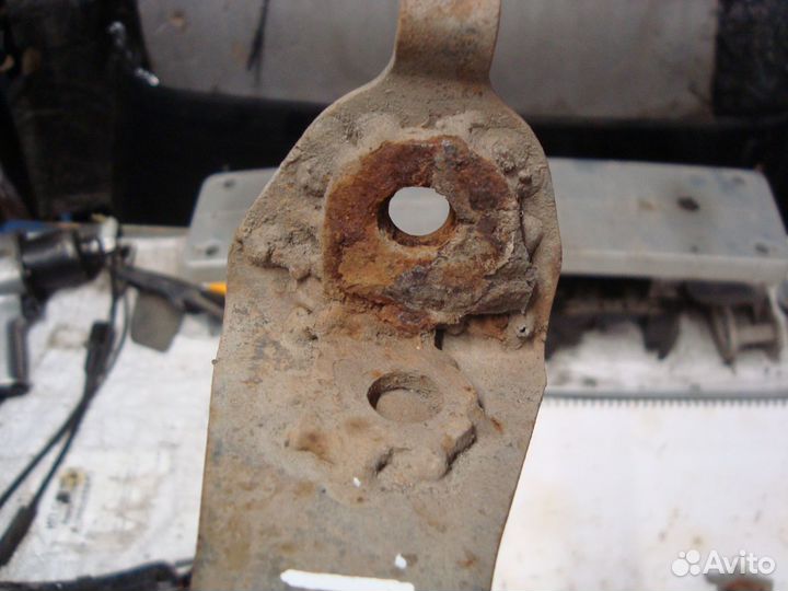 Крепление стабилизатора переднее левое W124