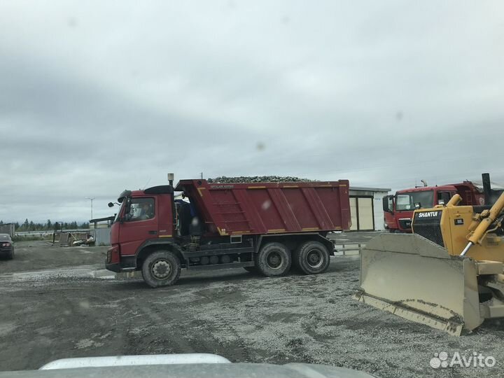 Водитель самосвала volvo