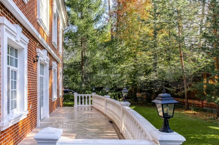 Дом 550 м² на участке 15 сот.