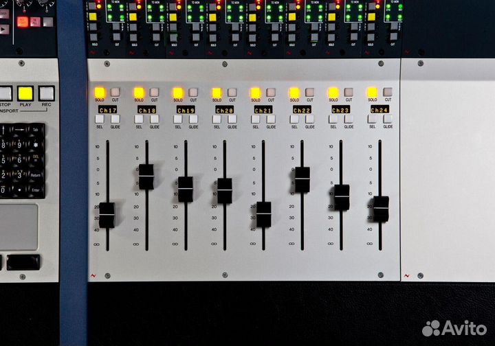 AMS Neve Genesys G48 (48 input, 24 fader) base con