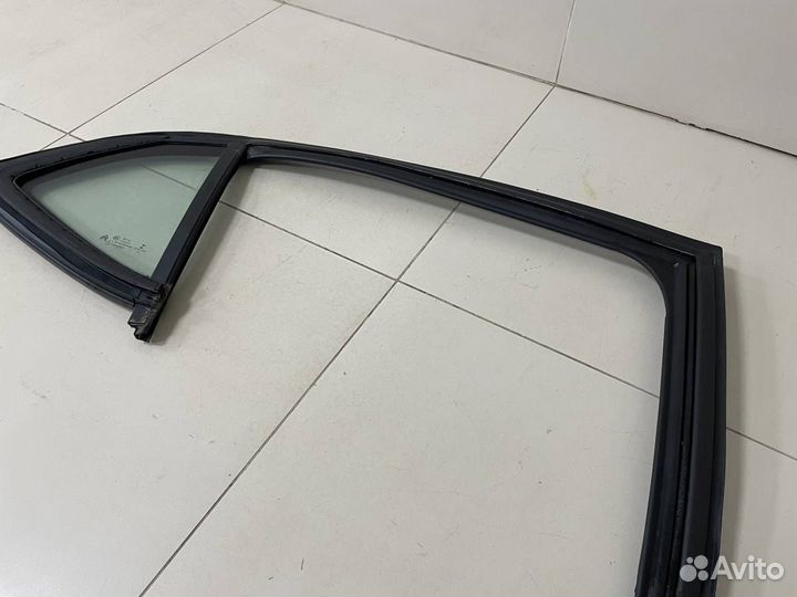 Стекло двери задней правой форточка Citroen C4 201