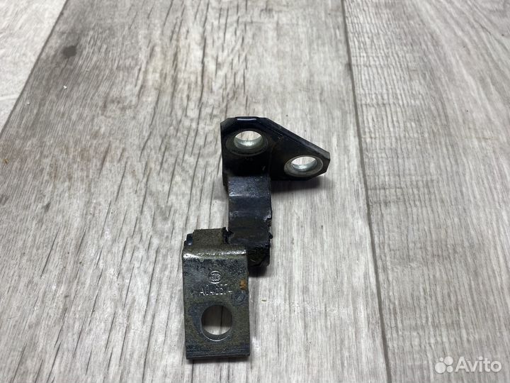 Петля задней правой двери верхняя Vоlkswаgеn Рassа