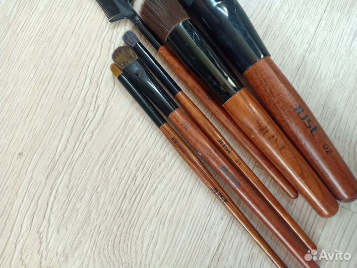 На доставке. Цена за все. Набор кистей