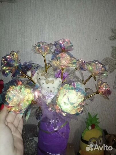 Переливающиеся розы в разный цвет на свету