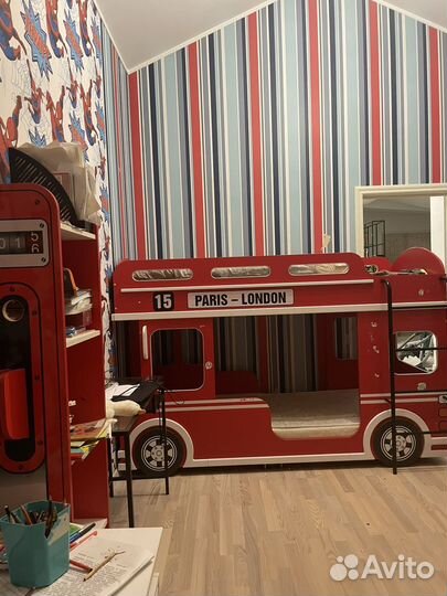 Двухъярусная кровать автобус и стеллаж