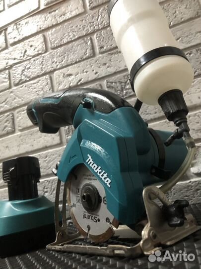 Аккумуляторная алмазная пила Makita CC300D