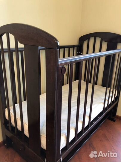 Детская кроватка с маятником и матрасом