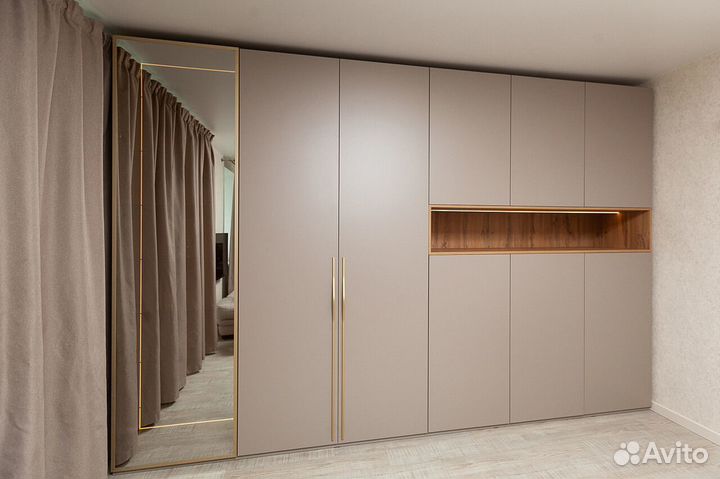 Шкаф с распашными дверьми в пол