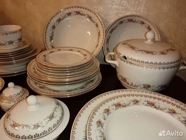 Фарфоровый столовый сервиз